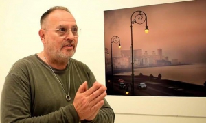 Versace estuvo presente en la inauguración. Al fondo una de sus obras sobre La Habana.