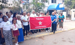 Trabajadores de Tramos con la bandera que los acredita como Vanguardias nacionales