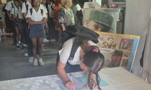 lumnos del Instituto Politécnico Carlos Rafael Rodríguez suscriben el documento Mi firma por la Patria