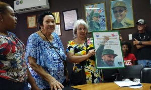 Lizete Labrador exhibe  el certificado que acredita a DCH su condición de Vanguardia Nacional,  por los resultados a lo largo del 2025.