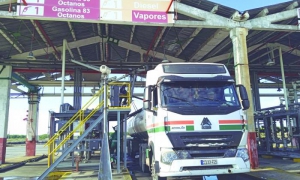 Se distribuyen 800 toneladas diarias de combustibles de las 1 600 necesarias. 