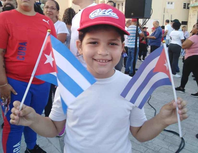 Niña en el acto con banderas