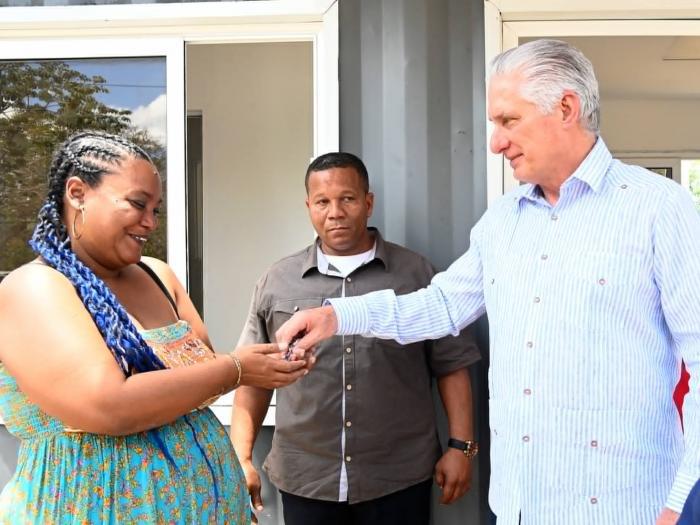 Madre recibe de manos de Díaz-Canel llaves casa modular hecha de contenedores