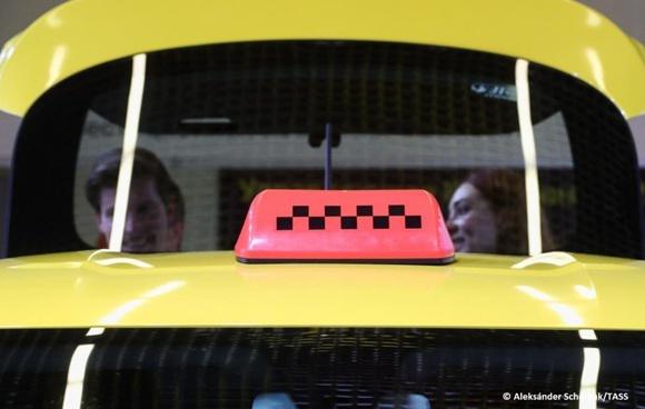 La flota de taxis incluirá 50 vehículos de la marca rusa Moskvich, tanto de gasolina como eléctricos.