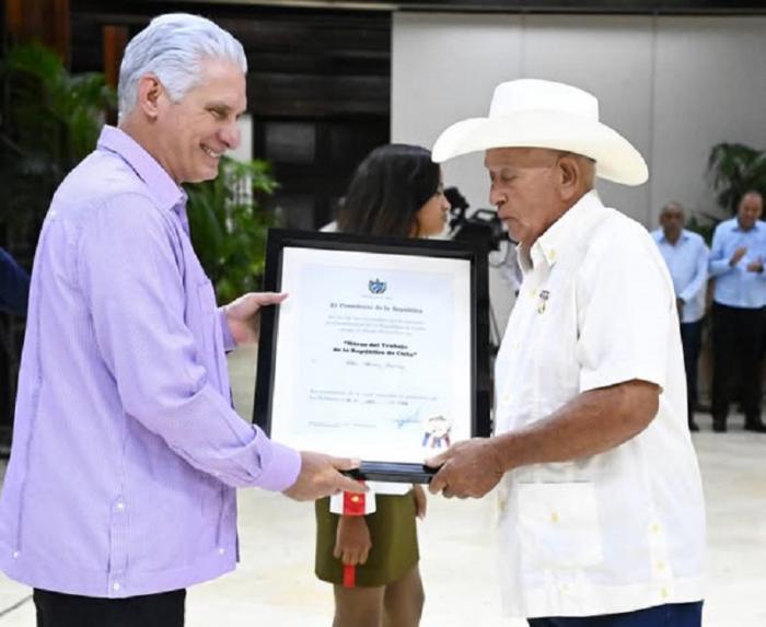 Félix Álvarez Jiménez, agricultor insigne de la provincia de Sancti Spíritus, recibió el título honorífico de Héroe del Trabajo de la República de Cuba.