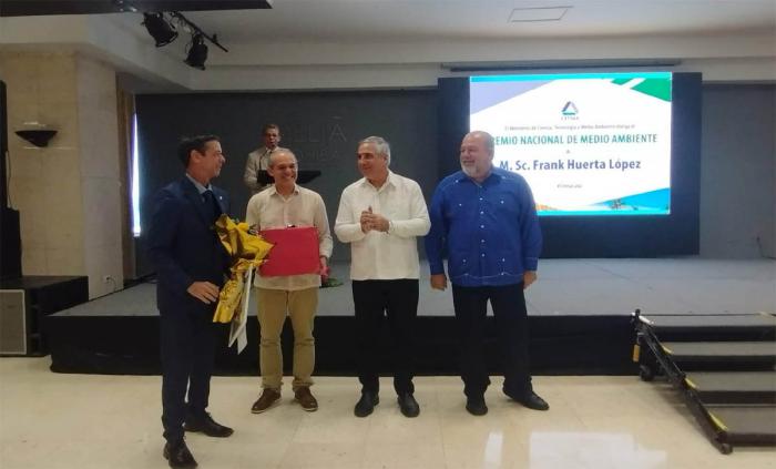 Entrega de Premio Nacional de Medio Ambiente 2026 a Frank Huerta López, profesor auxiliar del Centro de Capacitación de la Delegación del Ministerio de Turismo en Matanzas