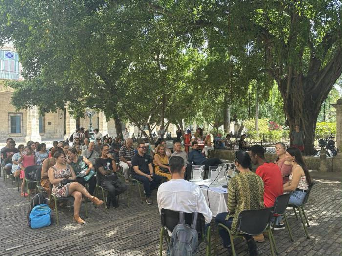 El encuentro contó con la presencia de Yasel Toledo Garnache, presidente nacional de la AHS, así como escritores, periodistas, intelectuales y representantes de editoriales cubanas.