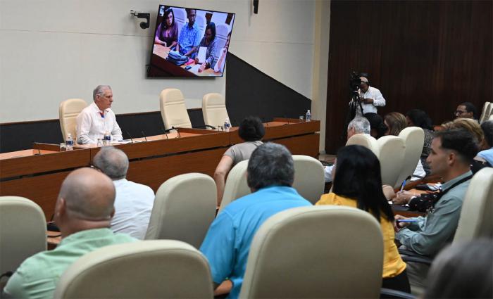 Reunión Díaz-Canel con expertos y científicos de Salud