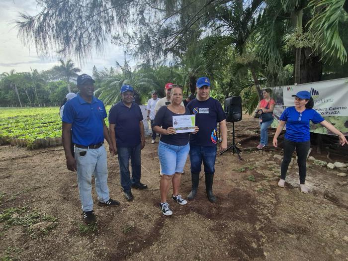 Fueron reconocidos el organopónico del Cerro, la empresa Frutas Selectas y el orhanoponico Plaza.