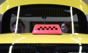 La flota de taxis incluirá 50 vehículos de la marca rusa Moskvich, tanto de gasolina como eléctricos.
