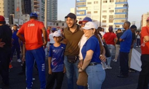 Actor Denys Ramos en desfile por el 1ro de Mayo