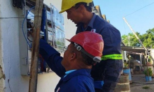 Dos trabajadores midiendo la electricidad