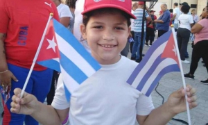 Niña en el acto con banderas