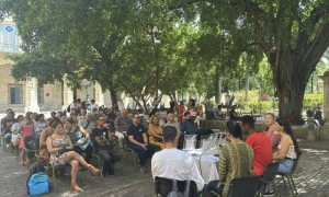 El encuentro contó con la presencia de Yasel Toledo Garnache, presidente nacional de la AHS, así como escritores, periodistas, intelectuales y representantes de editoriales cubanas.