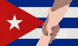 Bandera cubana y dos manos como muestra de solidaridad