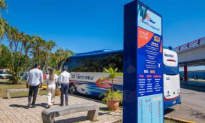 Afuera de las terminales se encuentran estos carteles bien visibles, donde aparecen los horarios y rutas de los ómnibus. 