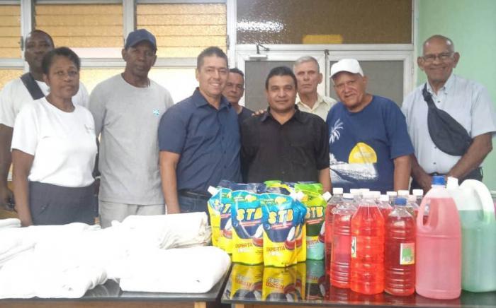 Vendedores de 100 y Boyeros entregan donación al William Soler