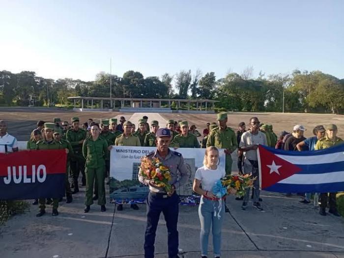 Jóvenes combatientes tributaron homenaje a Antonio Maceo y a su ayudante Francisco Gómez Toro, en el Cacahual, donde reposan sus restos mortales.