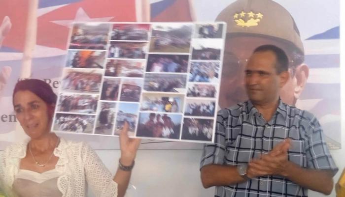 Emotivo reconocimiento entregado a Zulia por la labor realizada al frente del Partido en el Cotorro. Foto: Oscar Álvarez Delgado Emotivo reconocimiento entregado a Zulia por la labor realizada al frente del Partido en el Cotorro. Foto: Oscar Álvarez Delgado