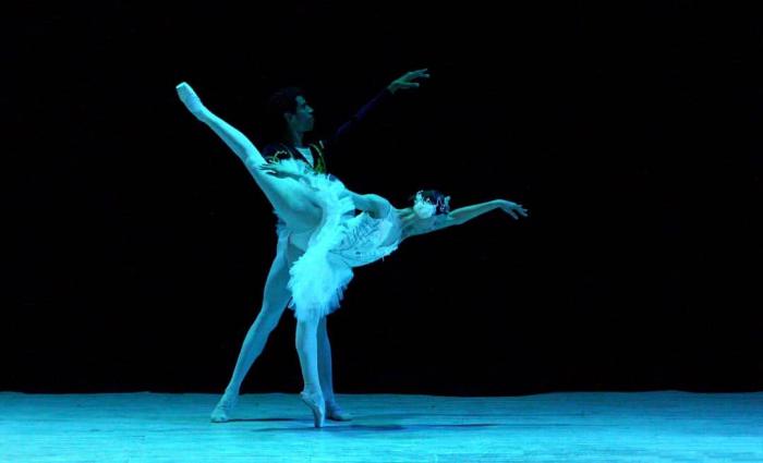 Liannys Hernández y Alex Pozo en el segundo acto de El lago de los cisnes. Foto: Cortesía de la compañía.