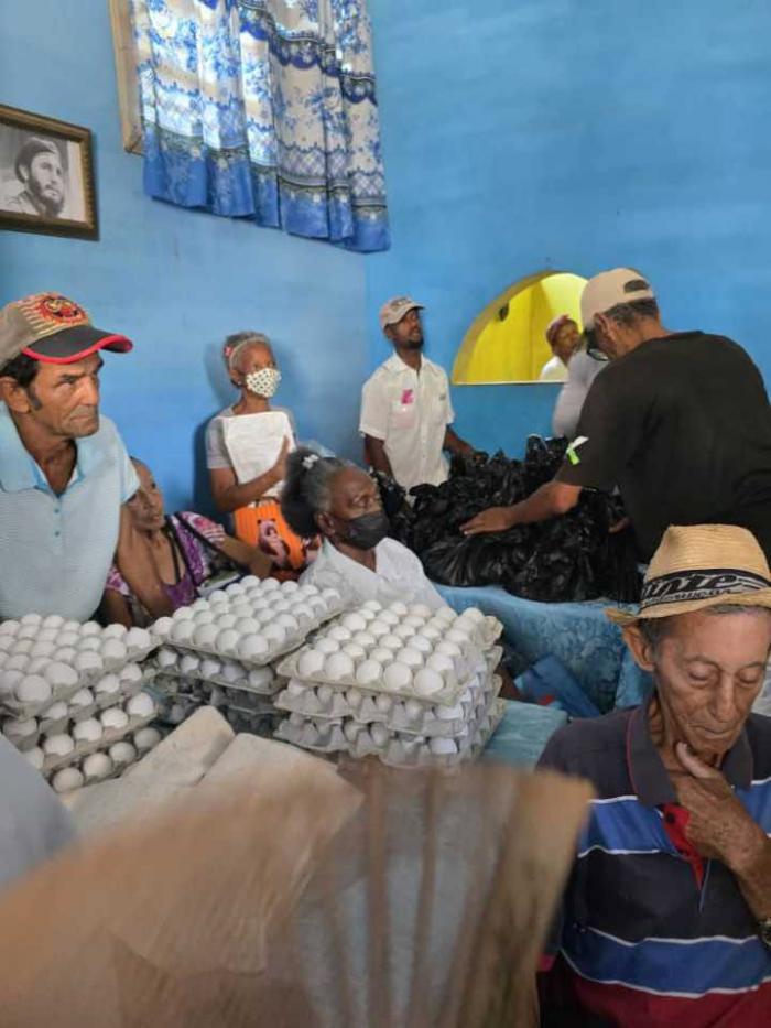 Actores económicos no estatales del área de comercialización del Puente de 100 y Boyeros en La Habana entregaron un donativo de productos alimenticios y de utensilios de limpieza al Sistema de Atención a la Familia (SAF) de Alturas de La Habana