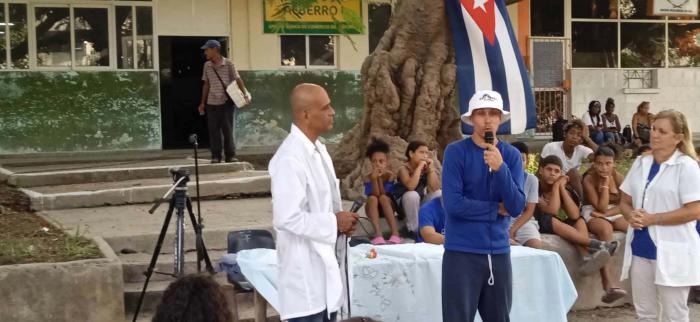 Emotivo el intercambio entre médicos, adictos en recuperación y la población. 