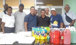 Vendedores de 100 y Boyeros entregan donación al William Soler