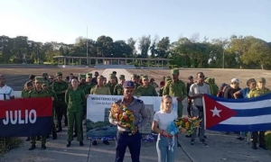Jóvenes combatientes tributaron homenaje a Antonio Maceo y a su ayudante Francisco Gómez Toro, en el Cacahual, donde reposan sus restos mortales.