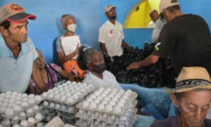 Actores económicos no estatales del área de comercialización del Puente de 100 y Boyeros en La Habana entregaron un donativo de productos alimenticios y de utensilios de limpieza al Sistema de Atención a la Familia (SAF) de Alturas de La Habana