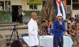 Emotivo el intercambio entre médicos, adictos en recuperación y la población. 
