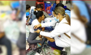 Médicos cubanos en Venezuela se desplegaron en apoyo a la población afectada por los terremotos en Caracas y La Guaira. Foto de @MINSAPCuba, tomada de La Jornada