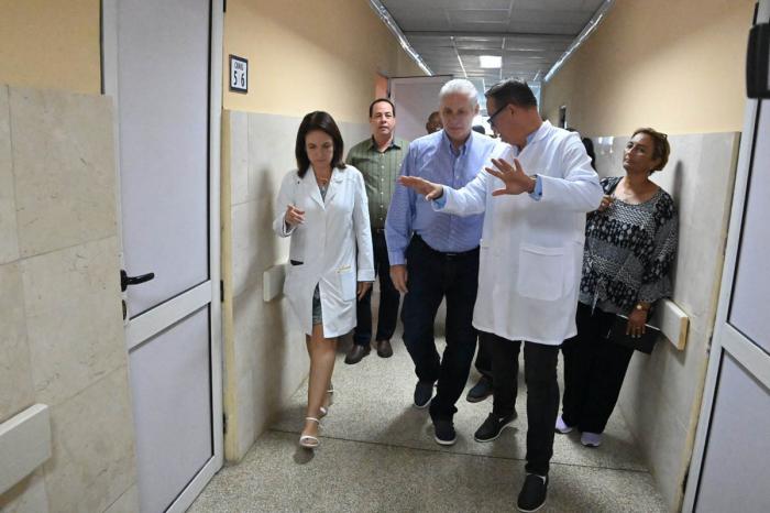 Visita de Díaz-Canel a Hospital Ginecobstétrico Ramón González Coro