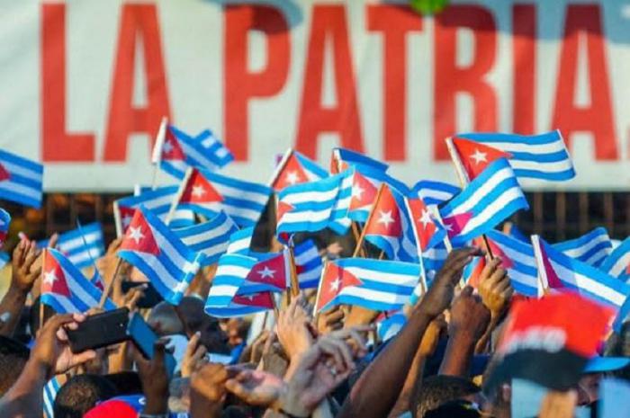 Banderas en desfile en Cuba