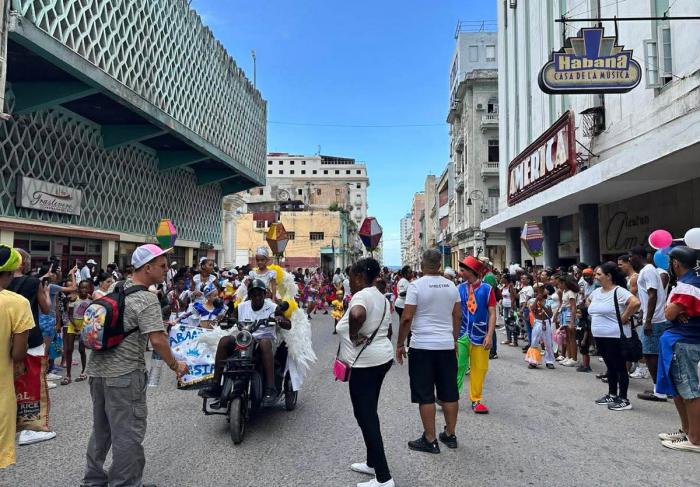 Comenzó la Semana de la Cultura en Centro Habana con un desfile inaugural por la calle Galiano.