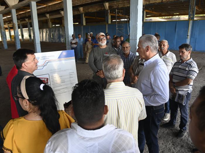Díaz-Canel visita entidades industriales en La Habana del Este