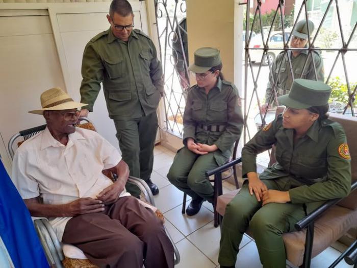 Agustin Díaz Cartaya, asaltante al cuartel Carlos Manuel de Céspedes de Bayamo el 26 de julio de 1953 y autor de la marcha del 26 de Julio, sostuvo un encuentro con la Historia con integrantes de la Unidad de Ceremonia de las FAR