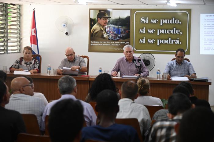 Intercambia Díaz-Canel con algunos Consejos de Defensa municipales