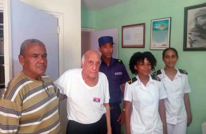 Hasta el hogar del general de brigada de la reserva Enio Leyva Fuentes expedicionario del yate Granma ,llegaron jóvenes de la la Academia Naval Granma