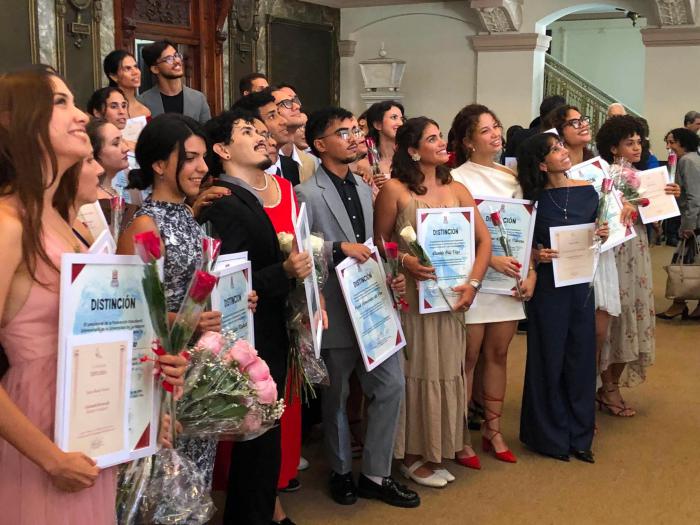 Graduados con diplomas