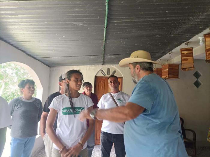 José Casimiro explica a productoras y productores del proyecto de La Habana del Este particularidades de la Finca del Medio.