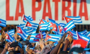 Banderas en desfile en Cuba