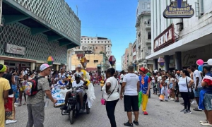 Comenzó la Semana de la Cultura en Centro Habana con un desfile inaugural por la calle Galiano.