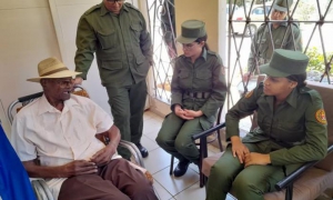 Agustin Díaz Cartaya, asaltante al cuartel Carlos Manuel de Céspedes de Bayamo el 26 de julio de 1953 y autor de la marcha del 26 de Julio, sostuvo un encuentro con la Historia con integrantes de la Unidad de Ceremonia de las FAR