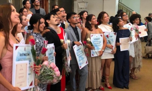 Graduados con diplomas