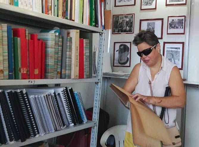 El stand de la ANCI ofrece un catálogo de libros en braille, audiolibros y audiovisuales, así como ejemplares en tinta.