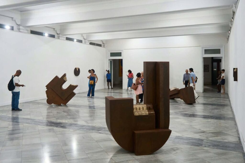 Piezas de la exposición Injerto que se expone hasta noviembre en el Centro Hispanoamericano de Cultura. Foto: Arianna Covas Piezas de la exposición Injerto que se expone hasta noviembre en el Centro Hispanoamericano de Cultura. Foto: Arianna Covas