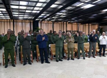 El líder de la Revolución cubana, Raúl Castro Ruz, y el presidente de la República de Cuba, Miguel Díaz-Canel Bermúdez, partiparon en un acto por el aniversario 65 de la Dirección de Seguridad Personal. Foto: Estudios Revolución.