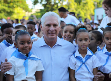 El presidente cubano, Miguel Díaz-Canel Bermúdez, comparte con los alumnos de primer grado que recibieron la pañoleta azul durante el acto provincial de ingreso a la Organización. Foto: Sheryl Márquez Vega